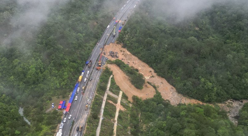 As fortes chuvas das últimas semanas na região provocaram o colapso de um trecho de 18 metros da estrada