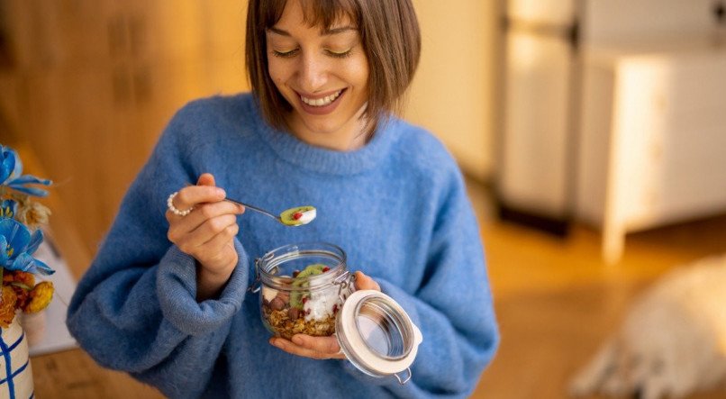 Imagem de mulher comendo granola