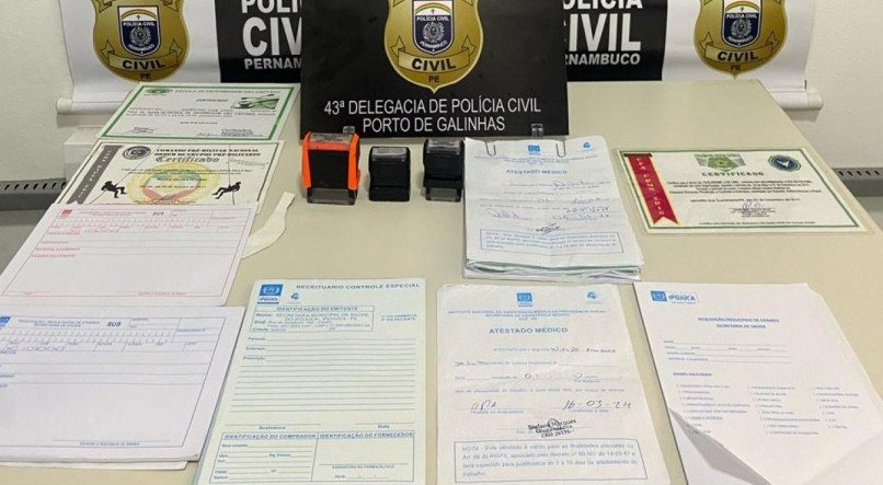 Atestados falsos foram apreendidos pela polícia e vão servir de prova para o indiciamento do suspeito