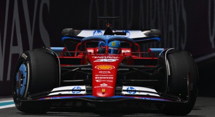 Ferrari tem carro com detalhes em azul no GP de Miami