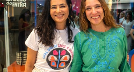 Ione Costa recebe a estilista Isabela Capeto, na inauguração do Brechó do Entra no Shopping Recife