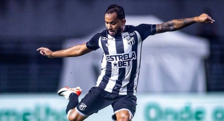 Jogador do Ceará em ação diante do CRB no jogo de ida pela terceira fase da Copa do Brasil