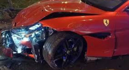 Imagem de Ferrari danificada após acidente, do jogador Dyego Sousa 
