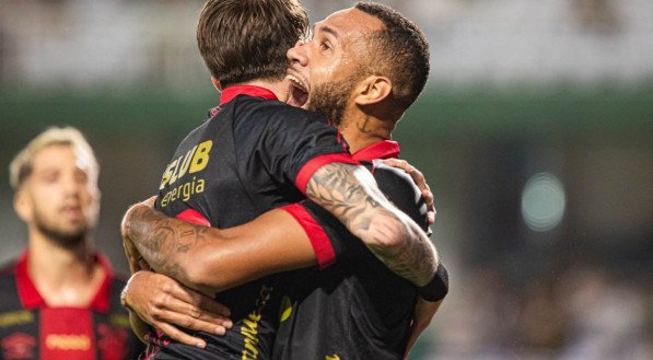 Imagem de Barletta e Gustavo Coutinho comemorando a vitória do Sport na última rodada da Série B