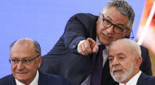Governo Lula libera R$ 13,7 bilhões em emendas apenas em abril
