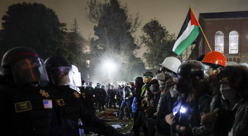 A polícia enfrenta estudantes pró-palestinos após destruir parte da barricada do acampamento no campus da Universidade da Califórnia, Los Angeles (UCLA), em Los Angeles, Califórnia, no início de 2 de maio de 2024. 