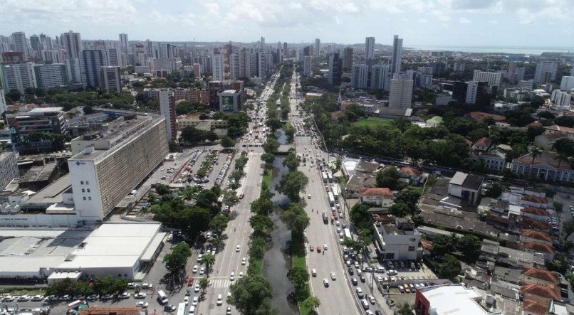 Avenida Agamenon Magalhães, uma das principais vias do Recife, que margeia bairros como o Derby e Boa Vista