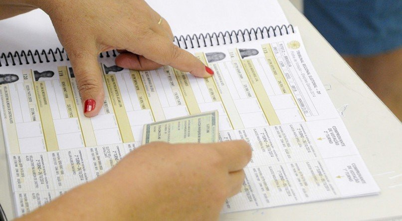 Eleições 2014 - Dia de votação no Centro de Ensino Médio Ave Branca (CEMAB) em Taguatinga, Distrito Federal.