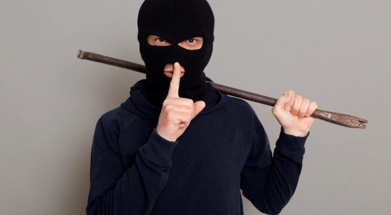 Homem mascarado ilustrando um assaltante
