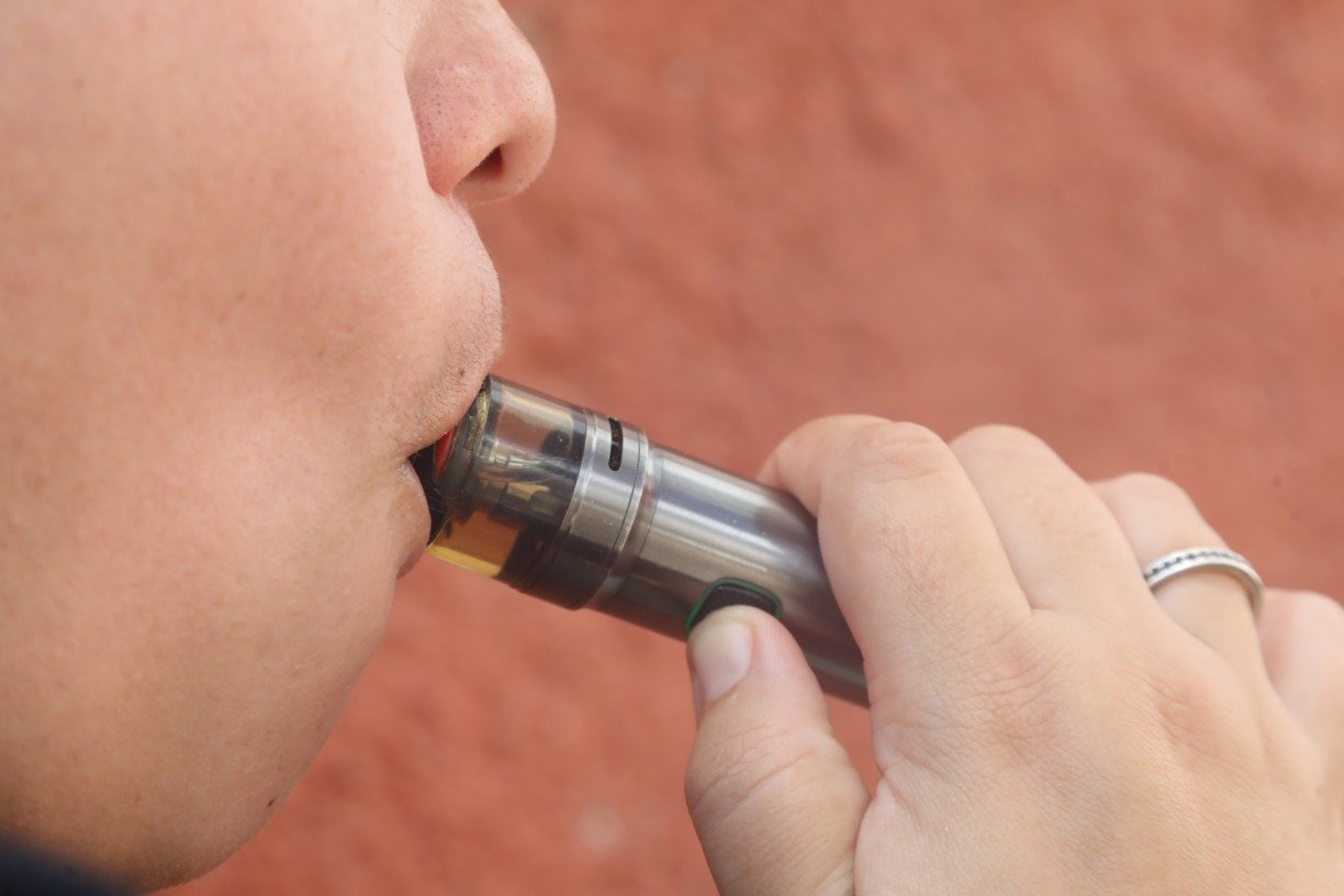 Vapes e cigarros: entenda como saúde mental e física de adolescentes é afetada com uso dos produtos