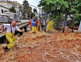 Imagem de pessoas em meio às fortes chuvas que atingem o estado do Rio Grande do Sul