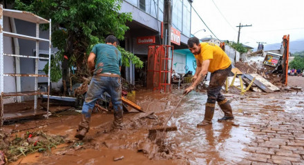 Inundação em Porto Alegre após transbordamento do Rio Guaíba