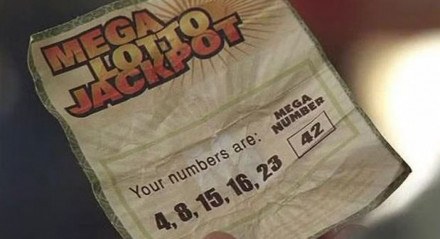 Imagem mostra bilhete com os números sorteados em Lost