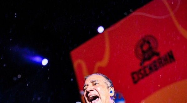 Mesmo com chuva, show do Biquini Cavadão empolgou o público