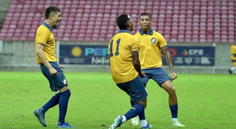 Jogadores do Retrô comemoram gol diante da Juazeirense pela Série D