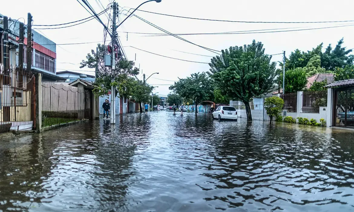 Mortes por chuvas no RS chegam a 66 e ultrapassam tragédia de 2023