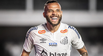 Imagem: Guilherme, atacante, sorri após marcar gol pelo Santos