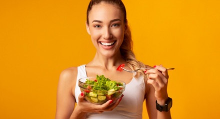 Imagem ilustrativa de uma mulher comendo salada!