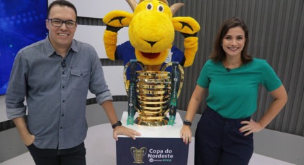 Taça da Copa do Nordeste em visita à TV Jornal