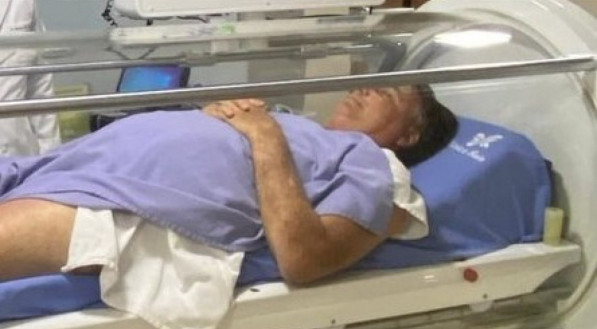 Imagem do ex-presidente Jair Bolsonaro no hospital