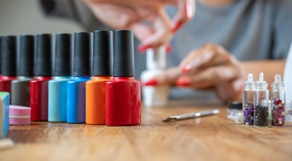 Imagem de diversas cores de esmalte