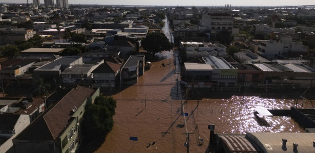 Ruas e avenidas foram tomadas pela água em Porto Alegre e cidades vizinhas
