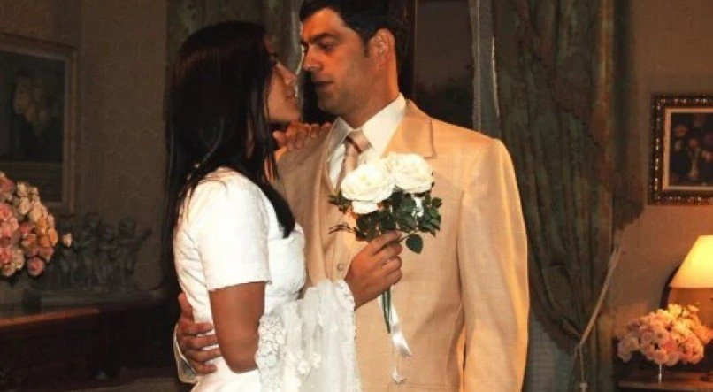 Casal protagonista abraçados