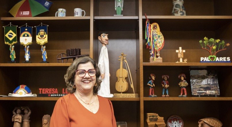 A senadora Teresa Leitão no seu gabinete no Senado, decorado com peças do artesanato pernambucano