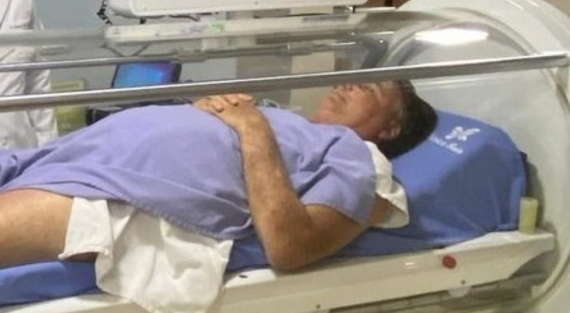 Imagem de Jair Bolsonaro deitado em um hospital para tratar uma bactéria na perna