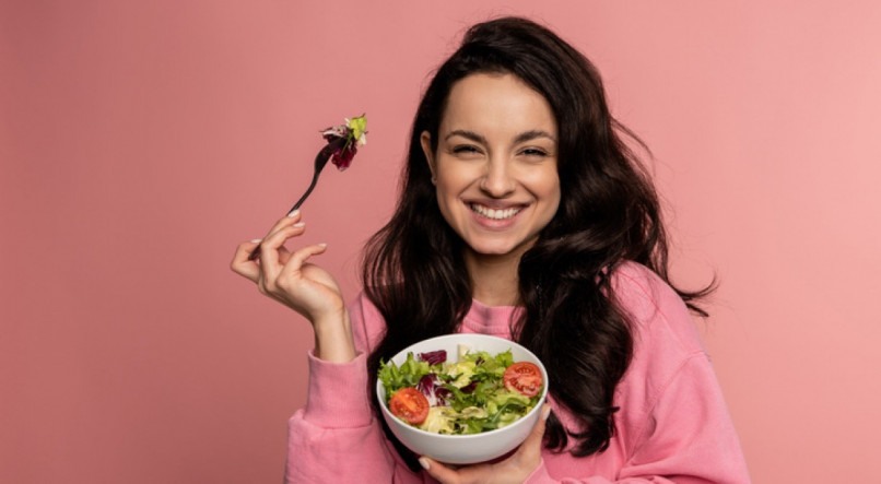 Imagem ilustrativa de uma mulher comendo salada!