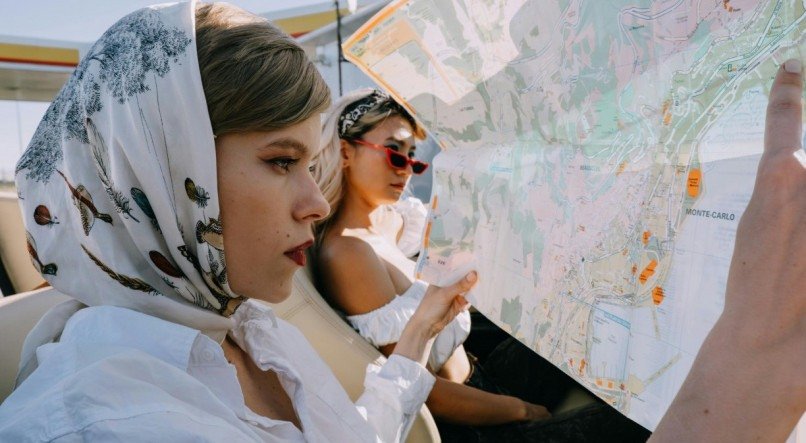 Mulher viajando, utilizando lenço no cabelo