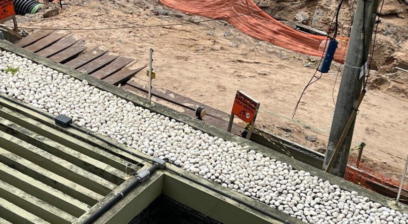 Obra em frente à Igrejinha de Piedade, em Jaboatão dos Guararapes