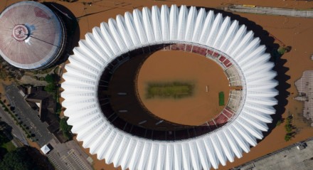 Imagem: vista aérea da Arena Beira-Rio inundada