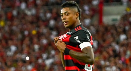 Imagem: Bruno Henrique mostra escudo do Flamengo para torcida