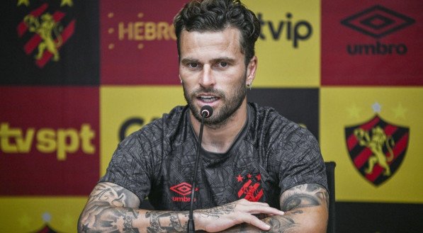 Imagem de Lucas Lima, meia do Sport e ex-Internacional, em entrevista coletiva