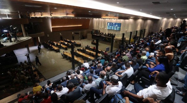 Votação sobre fim das faixas salariais dos militares acontece no plenário da Assembleia Legislativa de Pernambuco