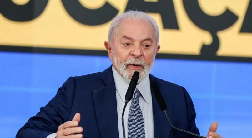 Lula fala em microfone durante evento. Imagem ilustrativa para mat&eacute;ria sobre pesquisa de avalia&ccedil;&atilde;o do governo de Luiz In&aacute;cio