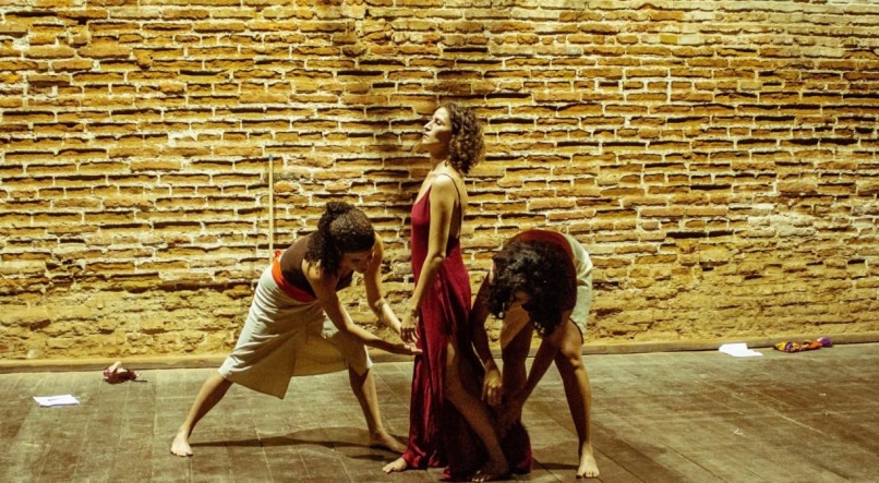 Atrizes Gardênia Fontes, Taína Veríssimo e Anny Rafaella Ferli encenam a peça "O Estopim Dourado"