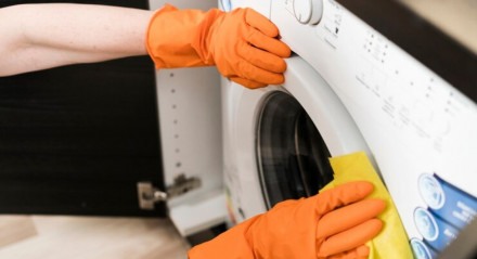 Imagem ilustrativa de pessoa ensinando a como limpar máquina de lavar