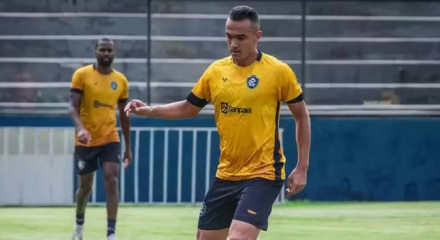 Renato Alves, possível reforço do Náutico, em treinamento pelo Remo