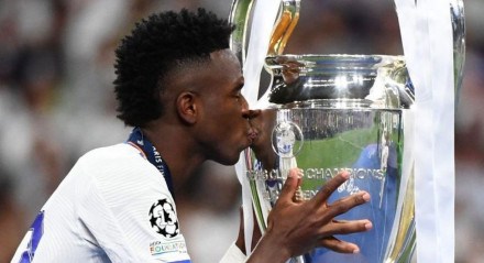 Imagem: Vinicius Júnior beijando a taça da Champions League