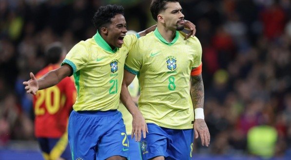 Endrick (E) e Lucas Paquetá (D) celebrando gol pela Seleção Brasileira