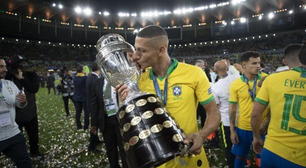 Richarlison segurando o troféu da Copa América de 2019