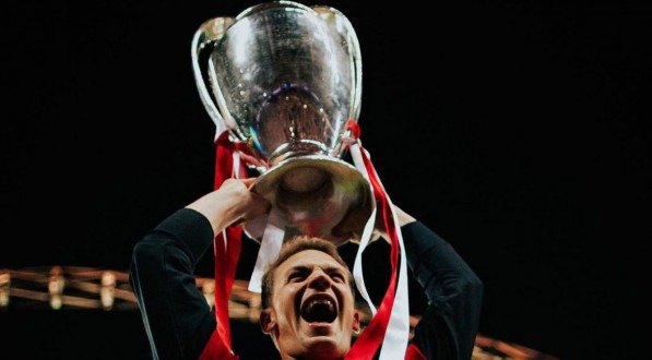 Imagem: Neuer levanta a taça da Champions após ser campeão