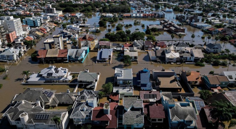 Imagem de bairro com ruas alagadas em enchente no Rio Grande do Sul