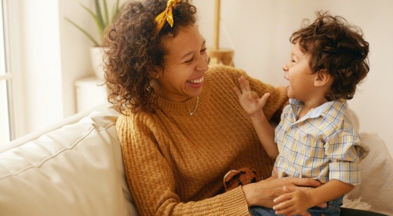 Imagem ilustrativa com mãe segurando criança para textos curtos de feliz Dia das Mães