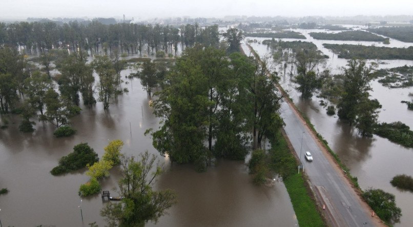 Mais de 700 pessoas estão deslocadas no Uruguai devido a inundações provocadas por tempestades, a maioria na fronteira com o Brasil