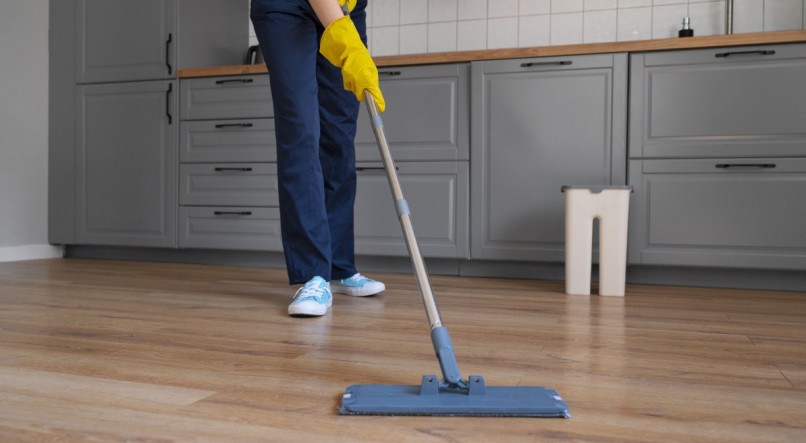 Imagem ilustrativa de pessoa usando mop para limpar piso encardido