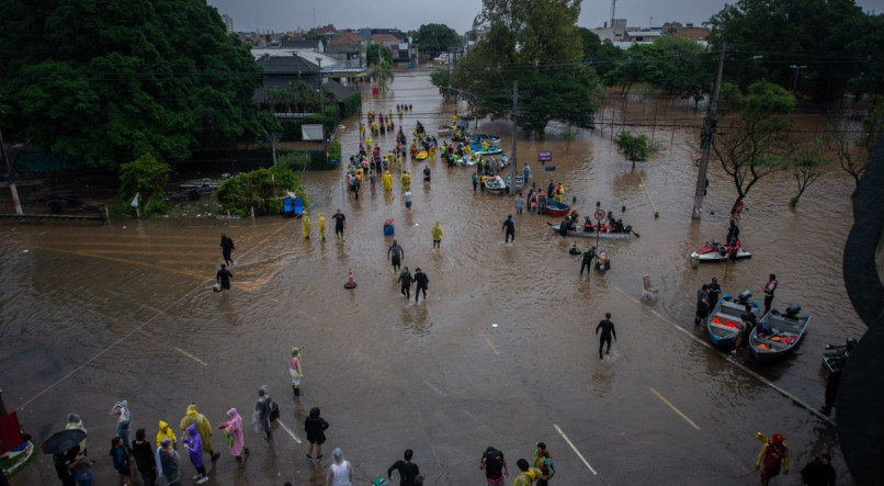 Volunt&aacute;rios durante enchente seguem com opera&ccedil;&otilde;es de resgate de pessoas e animais, distribui&ccedil;&atilde;o de mantimentos e &aacute;gua, em Porto Alegre