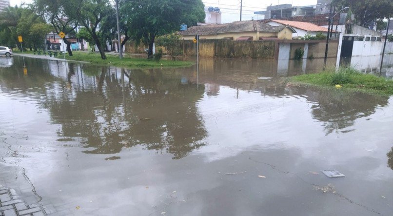 Praça no Cordeiro alagada após dia de chuva